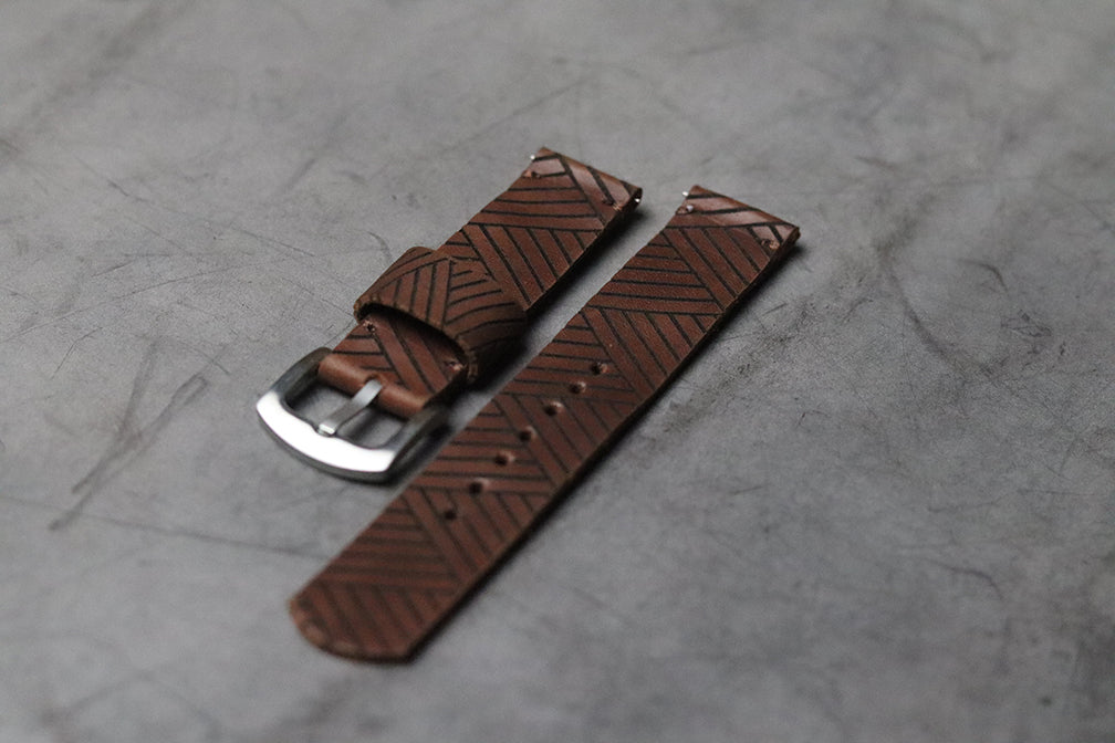 "E1" ENGRAVED STRAPS - SYRUP BROWN